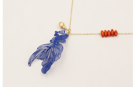 Collar pez tropical azulón, caracola dorada mate, 