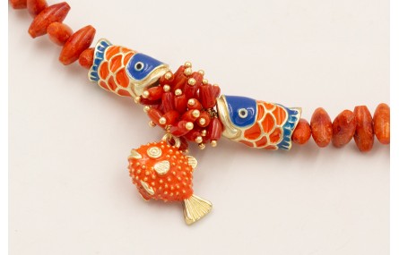 Collar cono de corales con peces tubo esmaltados a