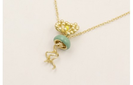 Collar colgante medusa esmaltada verde piedra y ra