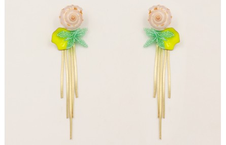 Pendientes perno caracola concha con petalo esmlat