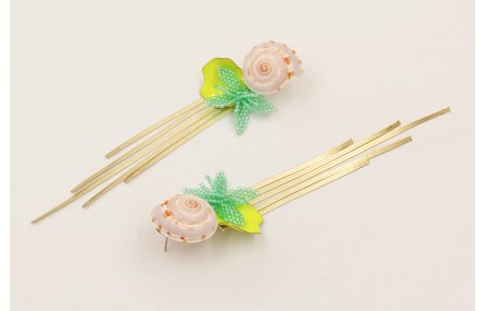 Pendientes perno caracola concha con petalo esmlat