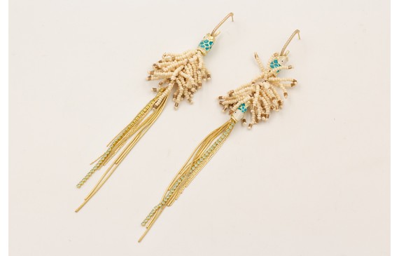 Pendientes semi ovalado con brillos, flecos dorado