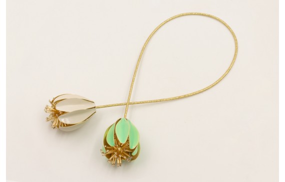 Collar cordón magnetico dorado con campanillas esm