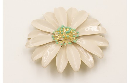 Broche flores grandes esmalte beige con bola coral