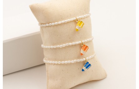 Pulsera perlas naturales con colgante lapiz esmalt