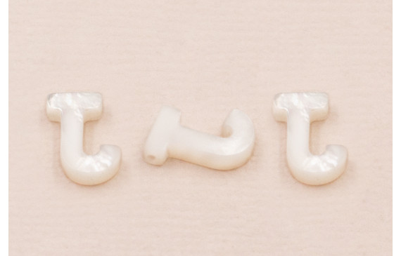 Letra Nacar J 10mm agujero horizontal superior