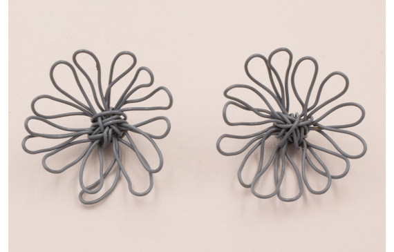 Flor Manual Hilo Latón 50mm Esmalte Gris