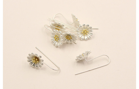 Pendiente gancho margarita 16mm. Oro y Plata Mate