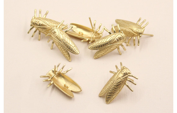 Pendiente Cigarra 24*20*5mm dorado Mate
