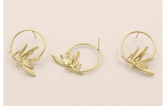 Pendiente Aro de 25mm con Rama Dorado Mate