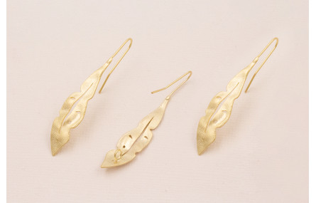 Hoja alargada calada 40*8mm con anilla Oro Mate