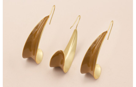 Pendiente pétalo curvado 50*25mm Oro Mate y Marrón