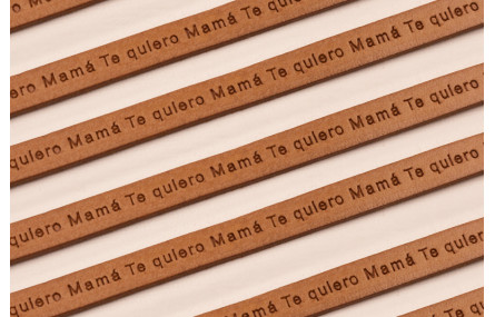 Cuero 10mm natural grabado "Mamá te quiero"