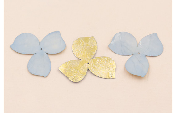 Flor 3 pétalos 35mm diametro Azul claro y Metal