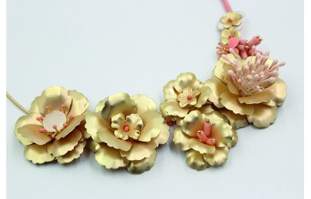 Collar rigido con flores de 3 capas en oro mate co