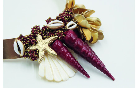 Collar rigido con caracolas tubos granates, concha