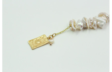 Pulsera perlas amorfas con colgante de chapa recta