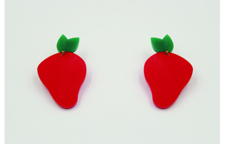 Pendientes con forma de fresa en metacrilato rojo.