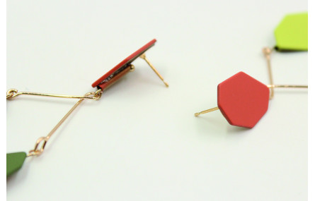 Pendientes con perno esmaltado coral mate y colgan