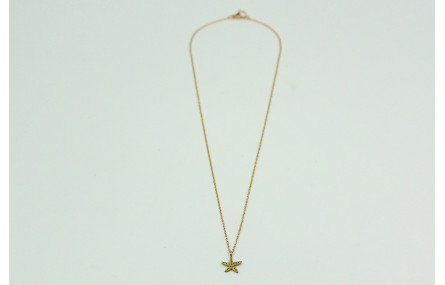 Solitario con cadena de eslabón pequeño dorado y c