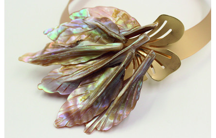 Collar rigido ancho con flores de nacar y flor tre