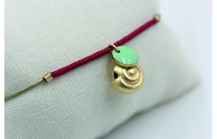 Pulsera de macrame verde piedra con miyuki granate