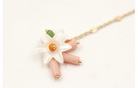 Pulsera cadena chapitas con flores de nacar en el 