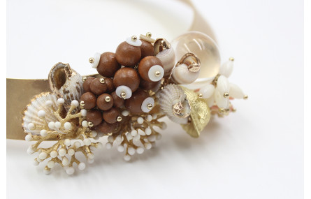 Collar rígido ancho con conchas y maderas, corales