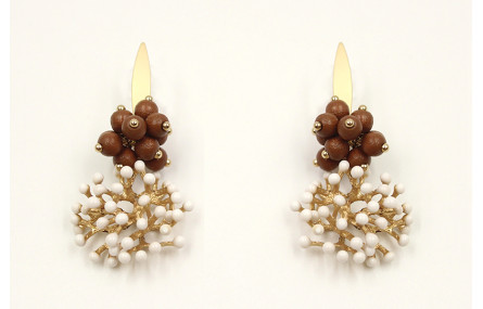 Pendiente espiga con burruño madera y coral blanco