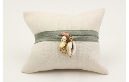 Pulsera seda verde con conchas oro, caracola esmal