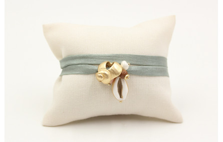 Pulsera seda verde con caracola oro mate y caracol