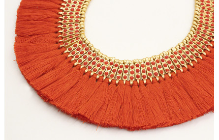Collar babero con flecos naranjas con entrepieza d