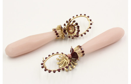 Pendientes lagrima rosa perno esmaltes granates, c