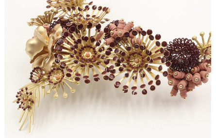 Collar en forma de V con casquillas esmaltadas en 