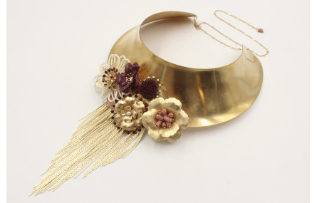 Collar ancho con fleco en oro mate, flores esmalta