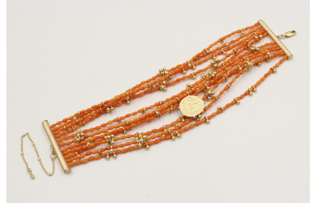 Pulsera de 11 vueltas de coralitos y chapa en oro 
