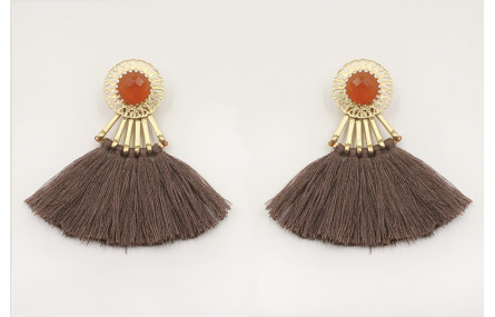 Pendientes pompon color topo y listones haciendo t