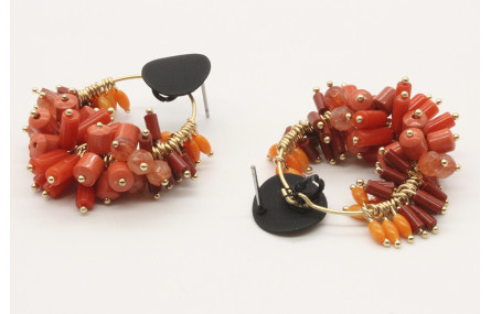 Pendientes aro con corales y perno en color negro 