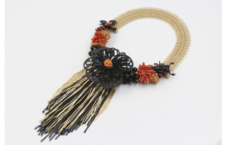Collar flores negras,burruños de corales y flecos 