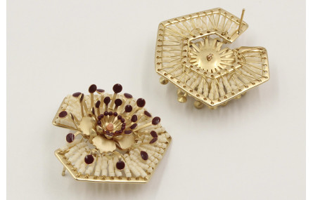 Pendientes con miyuki beige y flores esmaltadas en