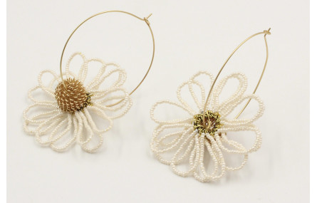 Pendiente aro oro mate con flor de abalorio perlad