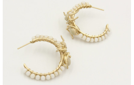 Pendientes aro cosido coral blanco con hormiga esm