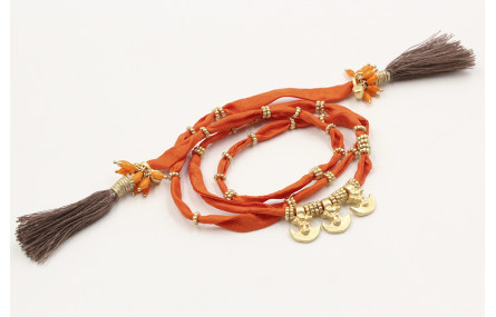 Pulsera de seda natural naranja con rueda estriada