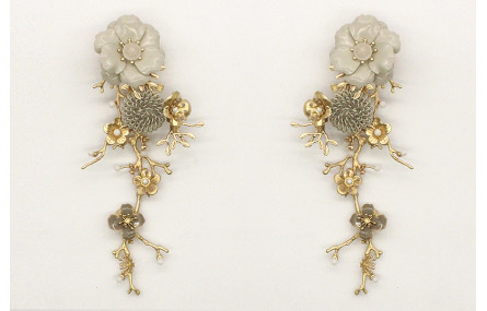 Pendientes rama coral oro mate con flor esmaltada 