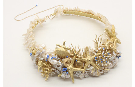 Collar rigido con listones de perla, estrellas de 