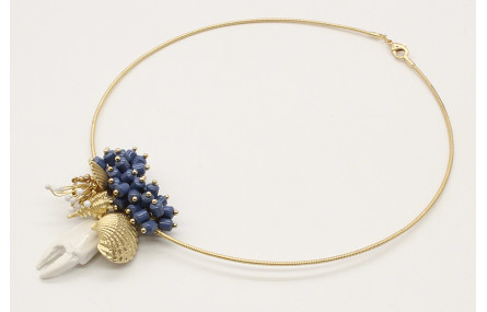 Collar rigido fino con burruño piedras azules, pat