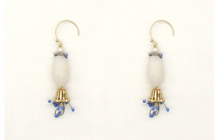 Pendientes con ovalo facetado blanco y pistilos az