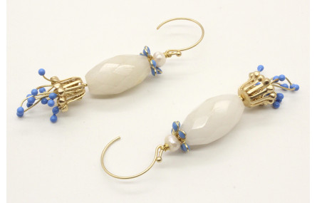 Pendientes con ovalo facetado blanco y pistilos az