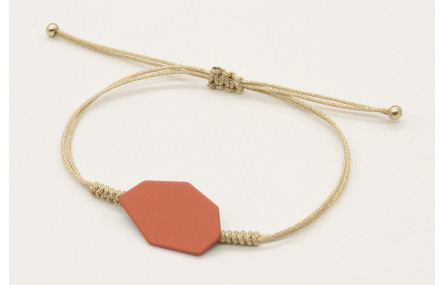 Pulsera nudo serpiente con pieza esmaltada coral. 