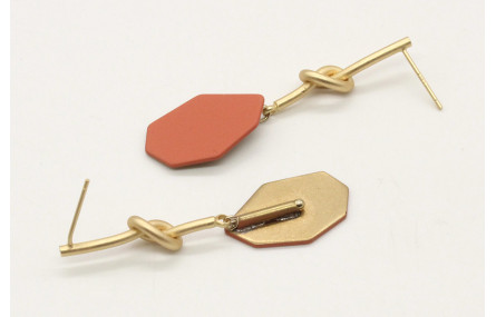 Pendientes perno nudo largo en oro mate y pieza es